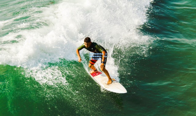 电竞产业蓬勃发展，全球赛事热度飙升，职业选手收入创新高