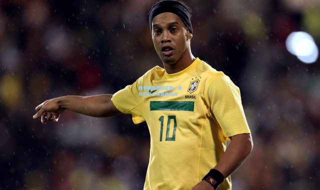 西甲联赛激战正酣，皇马巴萨上演巅峰对决